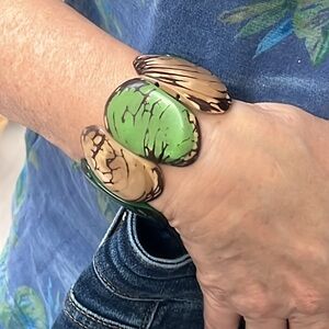 Polished Natural Tagua Stretch Bracelet Green & Tan